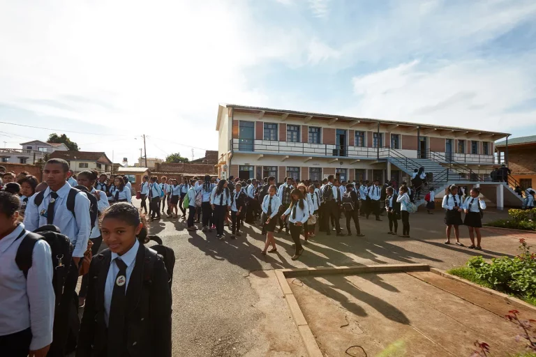 Viele madgassische Schülerinnen und Schüler in Schuluniform auf dem Pausenhof der Hochschule ESSVA