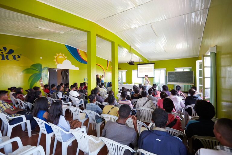 Madagassische Studentinnen und Studenten sitzen in einer Vorlesung und hören dem Unterricht zu