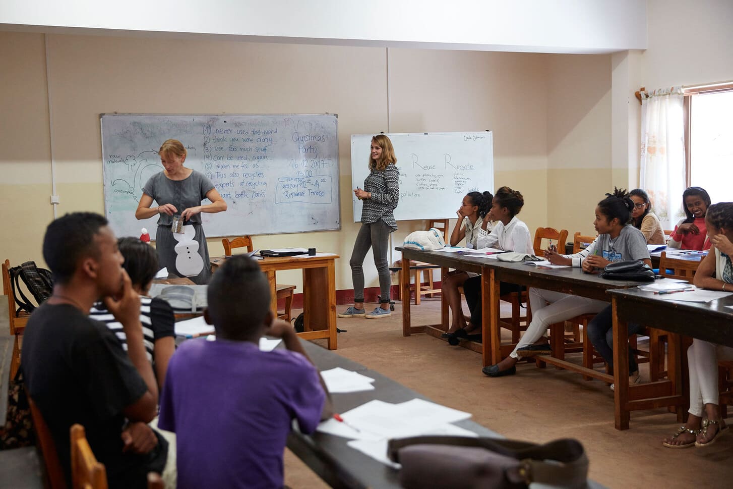 Zwei deutsche Volontärinnen unterrichten madagassische Studenten